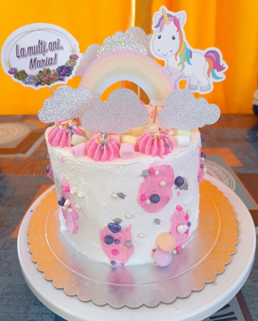 Topper de tort cu element special din carton sub forma de cap de unicorn cu curcubeu si nori din glitter argintiu [2]