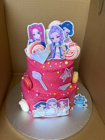 Topper de tort  personalizat cu elemente speciale din carton sub forma de cele 3 fete din Huntrix, pisica si logo-ul Demon Hunters K-pop frontal [2]