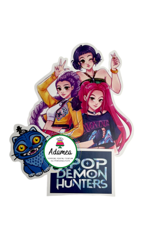 Topper de tort  personalizat cu element special din carton sub forma de cele 3 fete din Huntrix, pisica si logo-ul Demon Hunters K-pop frontal [0]