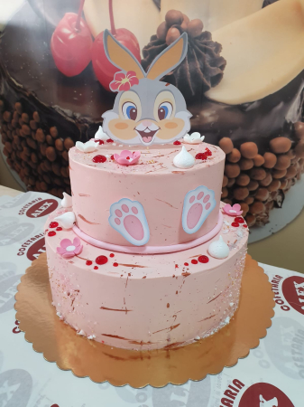 Topper de tort  personalizat cu element special din carton premium de calitate inalta sub forma de cap de iepuras fetita cu floricica si labute