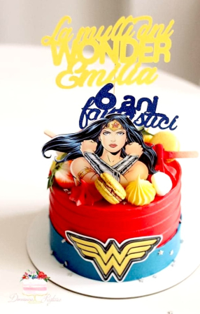 Topper de tort  personalizat cu element special din carton sub forma de Wonder Woman - Femeia Fantastica si logo [1]