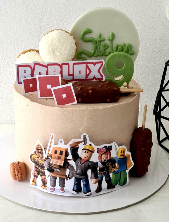 Topper de tort  personalizat cu element special din carton sub forma de  5 elemente din jocul Roblox - logo, patratul rosu si grup cu personaje