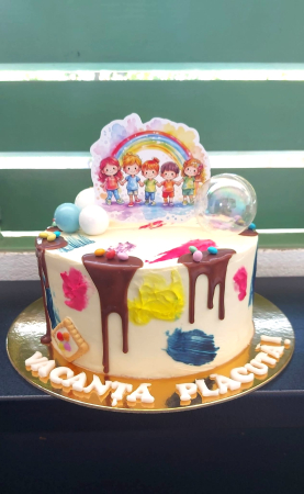 Topper de tort cu decoratiune din carton premium de inalta calotate sub forma de placuta cu copii veseli sub un curcubeu pastela tideala pentru ziua copilului de pe 1 iunie [1]