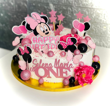 Topper de tort  personalizat cu element special din carton  premium de inalta calitate sub forma  de baby Minnie cu rochita roz care sta pe burta [1]