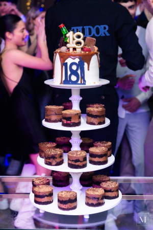 Topper de tort  personalizat cu element special din carton  negru cu 18 si silueta de baiat pentru majorat [1]