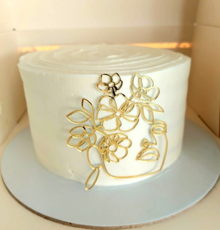 Topper de tort  personalizat cu element special din acril auriu cu silueta stilizata de femeie cu flori si frunze in par [1]