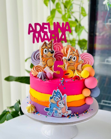 Pentru băieți - topper de tort  personalizat cu element special din carton sub forma de  cele doua surori Bluey cu coifuri de party