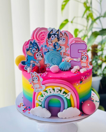 topper de tort  personalizat cu element special din carton sub forma de  cele doua surori Bluey cu coifuri de party [3]