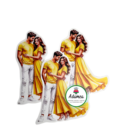 NOUTĂȚI - Topper de tort  personalizat cu element special din carton sub forma de cuplu romantic si  vesel imbracati in galben