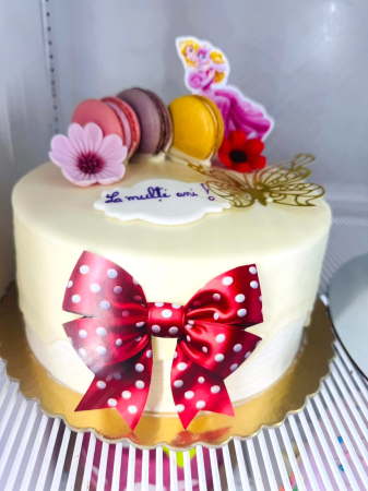 Topper de tort  personalizat cu element special din carton printat cu o funda mare frontala rosie cu picatele albe cu efect 3D [1]