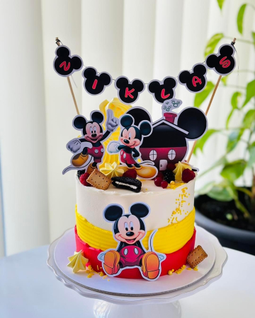 Topper de tort  personalizat cu element special din carton  premium de inalta calitate sub forma de Mickey simpatic frontal care sta jos [1]