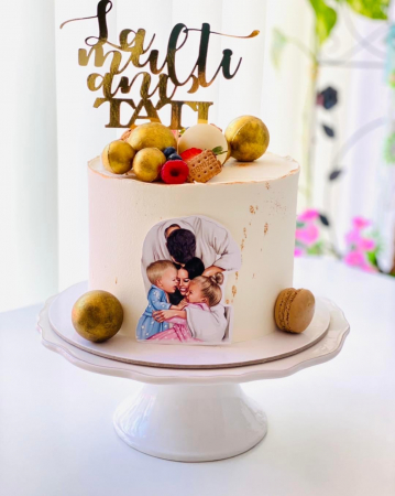 Topper de tort cu element special din carton sub forma de familie cu mama, tata, baietel si fetita bruneti [1]