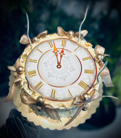 Topper de tort cu element special din carton sub forma de  capac cu cadran de ceas de Revelion [1]