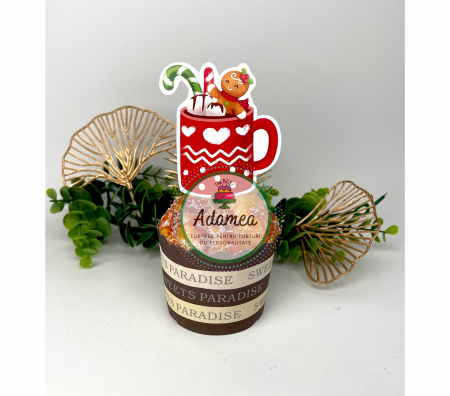 Topper de tort cu element special din carton sub forma de canuta de ciocolata calda cu om de turta dulce