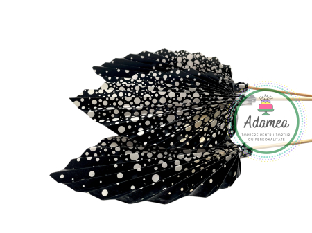 Topper de tort  personalizat cu element special din carton negru cu buline albe sub forma de evantai sau frunza de palmier [1]