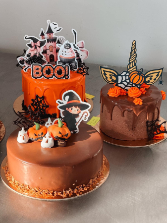 Topper de tort cu element special din carton sub forma de fetita vrajitoare cu dovleac si toiag de Halloween [1]