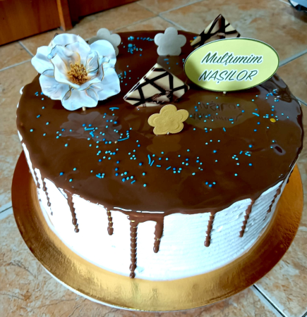 Topper de tort  personalizat cu element special din carton sub forma de  floare alba ceramica cu glben tio auriu print 2D cu efect de profunzime 3D [1]