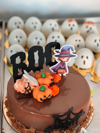 Topper de tort cu element special din carton sub forma de fetita vrajitoare cu dovleac de Halloween [1]