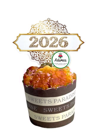 NOUTĂȚI - Topper de tort  personalizat cu element special din carton sub forma de placheta cu 2026 galben tip auriu cu alb si eleganta pietricelelor de  cristal (print)