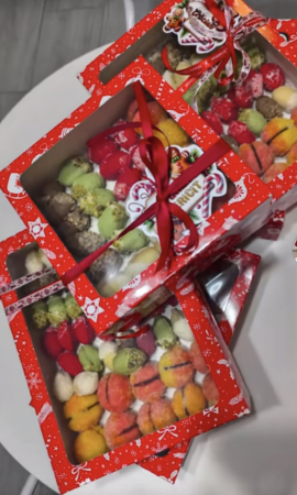 Topper de tort cu element special din carton sub forma de patrat cu Craciun fericit si rama cu dulciuri [1]