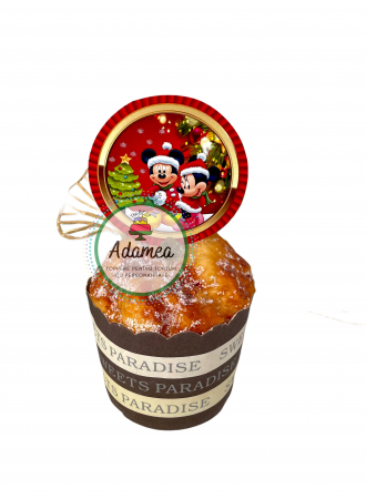 Topper de tort cu element special din carton sub forma de  banut cu Mickey si Minnie pe fundal rosu cu contur galben tip auriu de Craciun