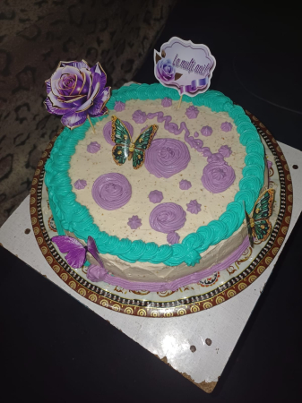 Topper de tort  personalizat cu element special din carton sub forma de placheta mov deschis cu La multi ani si trandafir [1]