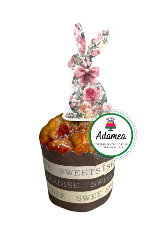 Topper de tort  personalizat cu element special din carton premium de calitate superioara  sub forma deiepuras cu floricele si fundita