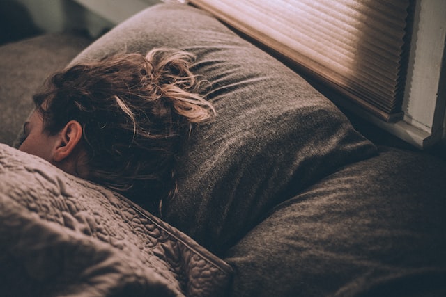 Halatul din satin, cum îți poate aduce experiența unui somn de neuitat?       