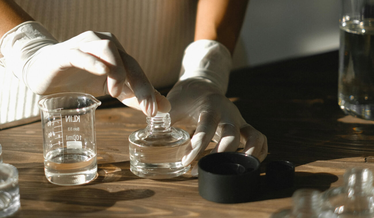 parfum, sticlă parfum, mănuși, laborator