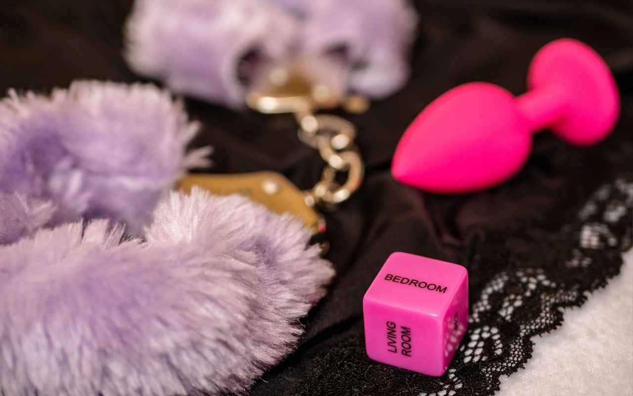cătușe pufoase, dop anal, zar erotic, sex toys, satin, dantelă