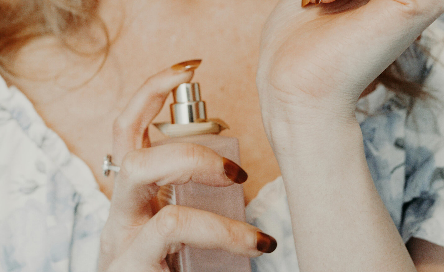 femeie, parfum, pulverizare parfum, încheietură, parfum feminin