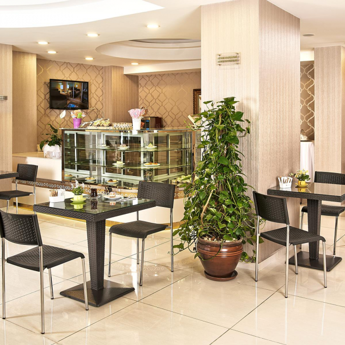 RAKI TOSCANA Masa patrata gri, 70x70xh74cm, plastic cu textura tip ratan, blat din sticla, baza metalica [3]