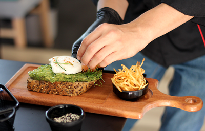 RAKI Platou pentru servire 40x15x1,5cm cu maner, din lemn [1]