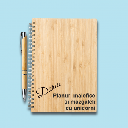 Agenda personalizata din lemn cu mesaj Planuri malefice