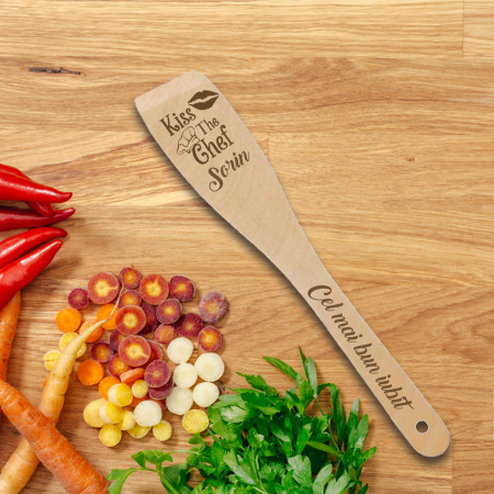 Accesorii de bucatarie personalizate - Tocator personalizat cu mesaj si nume Kiss the chef, 30 cm