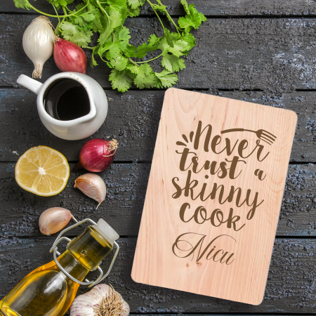 Tocator personalizat mesaj si nume Never trust a skinny cook mare