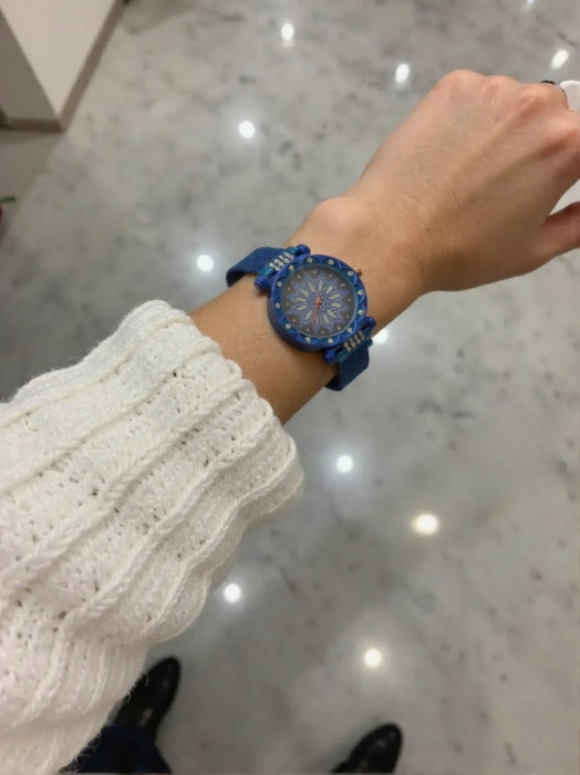 Ceas dama albastru cu cadran floral decorat cu pietricele si bratara metalica cu inchidere magnetica [6]