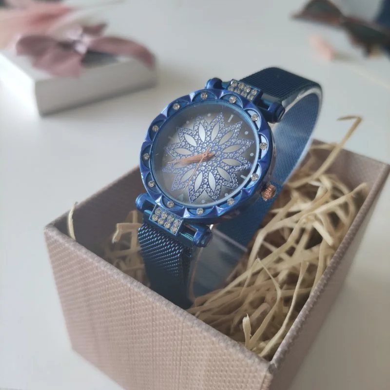 Ceas dama albastru cu cadran floral decorat cu pietricele si bratara metalica cu inchidere magnetica [4]
