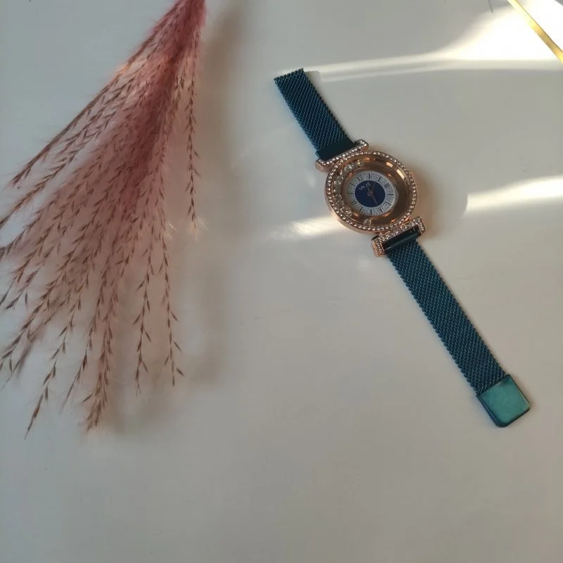 Ceas de dama cu cadran floral decorat cu pietricele si bratara metalica cu inchidere magnetica [6]