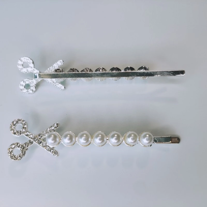 agrafa par, din metal, decorata cu pietricele si perle albe din plastic