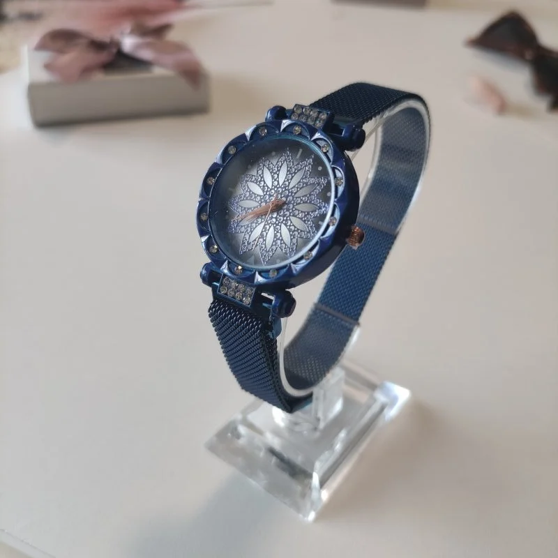 Ceasuri dama - Ceas dama albastru cu cadran floral decorat cu pietricele si bratara metalica cu inchidere magnetica