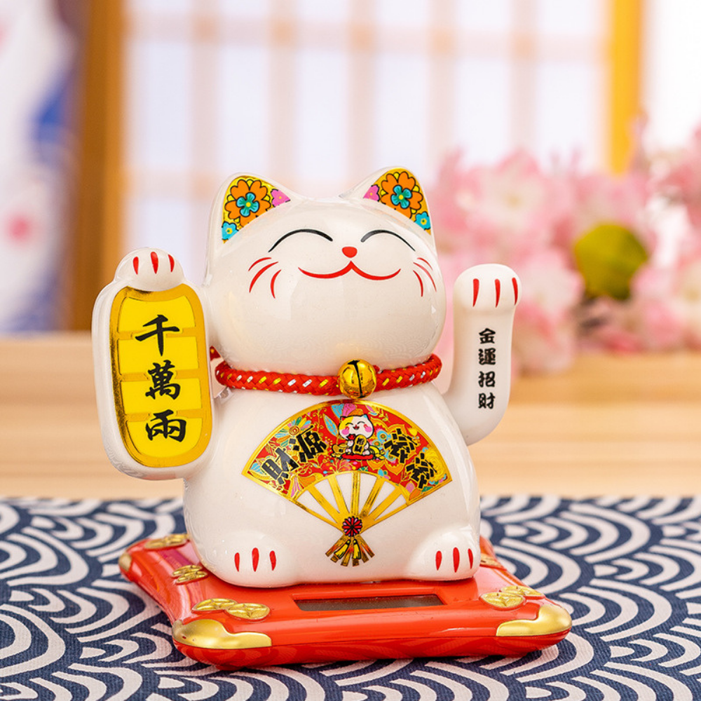 Pisoi Norocos Maneki Neko Solar Alb, Figurină Decorativă cu Evantai pe Suport Roșu și Elemente Aurii [2]
