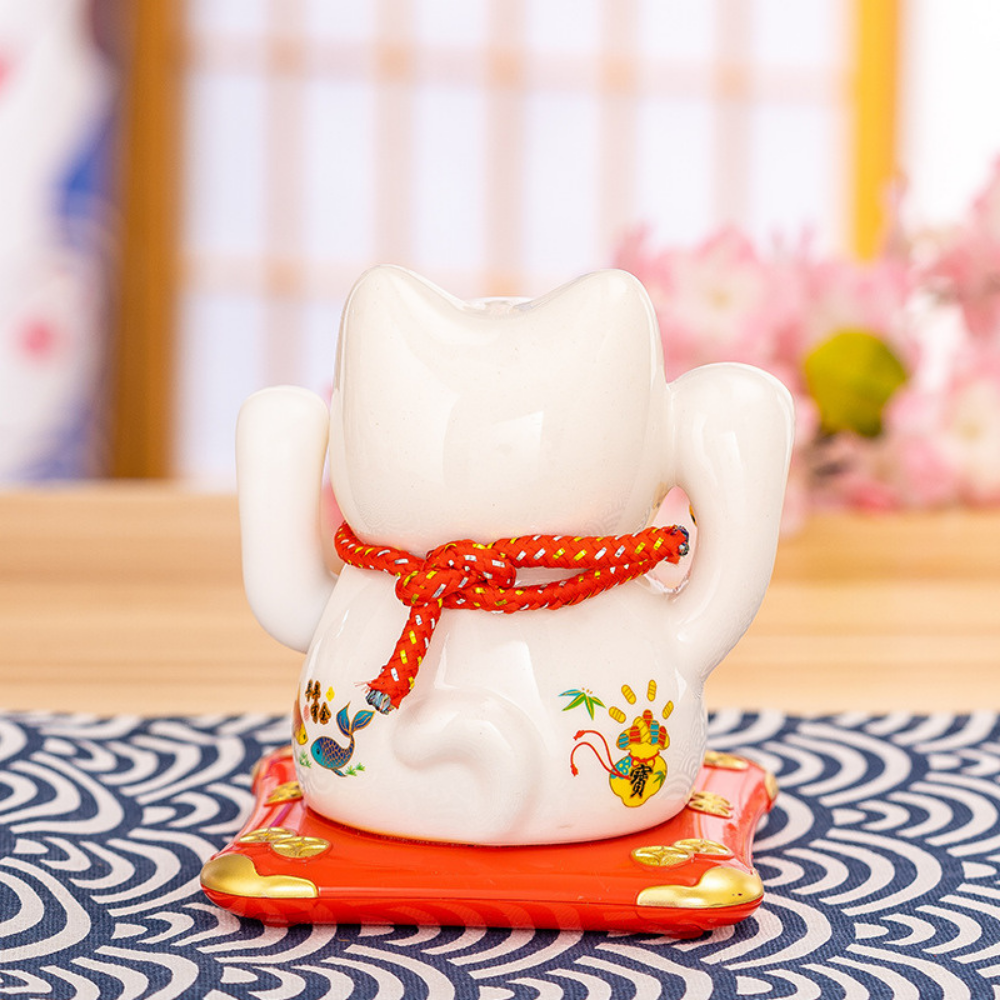 Pisoi Norocos Maneki Neko Solar Alb, Figurină Decorativă cu Evantai pe Suport Roșu și Elemente Aurii [3]