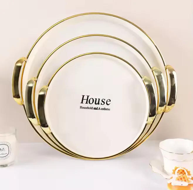 set-platouri-servire-plastic-transparent-auriu.jpg [3]