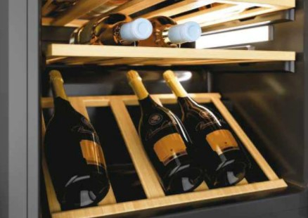 Vitrina de vinuri Candy CWC 200 EELW, 82 sticle, MonoZone, Control electronic, Clasa G, Negru [5]