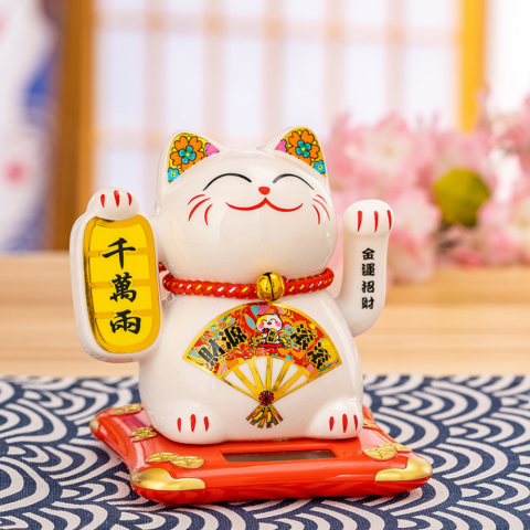 Pisoi Norocos Maneki Neko Solar Alb, Figurină Decorativă cu Evantai pe Suport Roșu și Elemente Aurii [1]