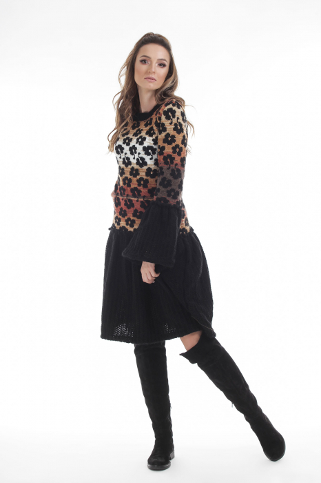 Rochie tricotata neagra cu model floral si maneci cu volane [2]