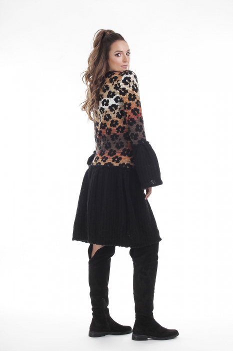 Rochie tricotata neagra cu model floral si maneci cu volane [3]