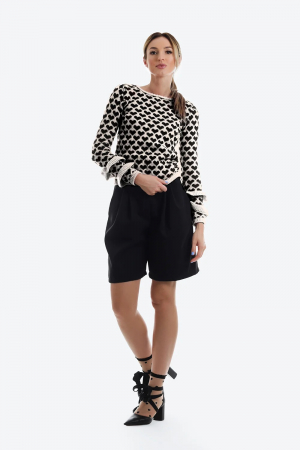 Pulover tricotat alb cu inimioare negre [2]