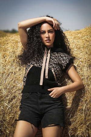 Bluze - Vesta neagra tricotata cu motive traditionale si gluga